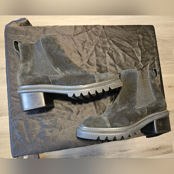 Bernardo Salem Women's Black Suede Boots size 8 With Chunky Heel - Picture 6 of 11